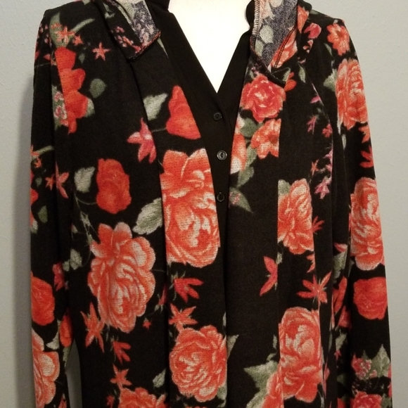 - Black and Red Floral jacket w hood - Picture 4 of 7